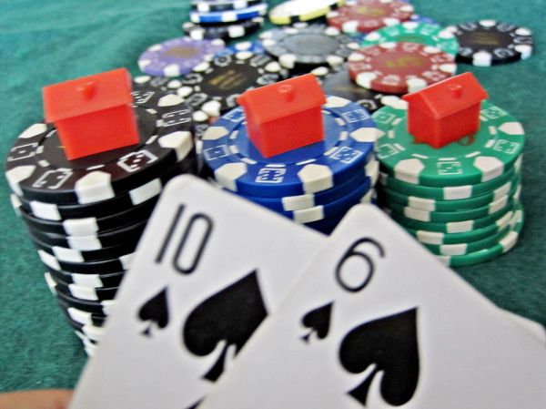 https://www.reddit.com/r/poker/comments/1t8n4l0/any_video_poker_fanatics_here_need_somebody_near/ - 【科技破局】手机拍照秒算最佳打法？视频扑克神器实测