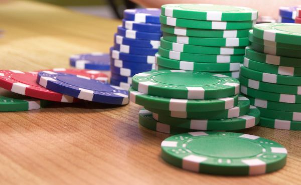 https://www.reddit.com/r/poker/comments/1u7lkp2/best_listen_only_educational_content_on_youtube/ - 长途驾驶也能学德州：最佳“只听不看”扑克教育频道推荐
