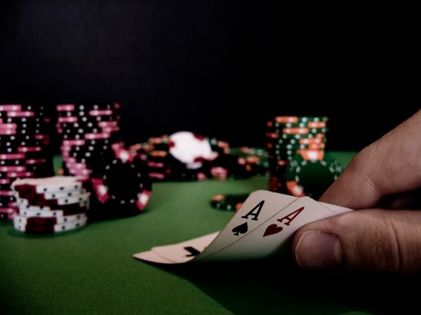 https://www.reddit.com/r/poker/comments/1u7lkp2/best_listen_only_educational_content_on_youtube/ - 长途驾驶也能学德州：最佳“只听不看”扑克教育频道推荐