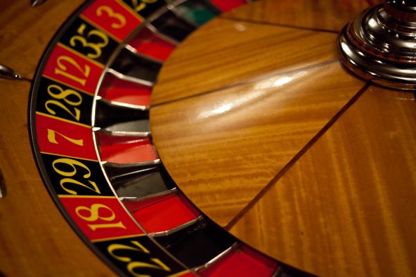 https://www.pokertube.com/article/gg-world-championship-crowns-three-millionaires - 【赛事解析】1500刀报名打出三百万富翁，旁观者竟入账10万刀？GG世界冠军赛终