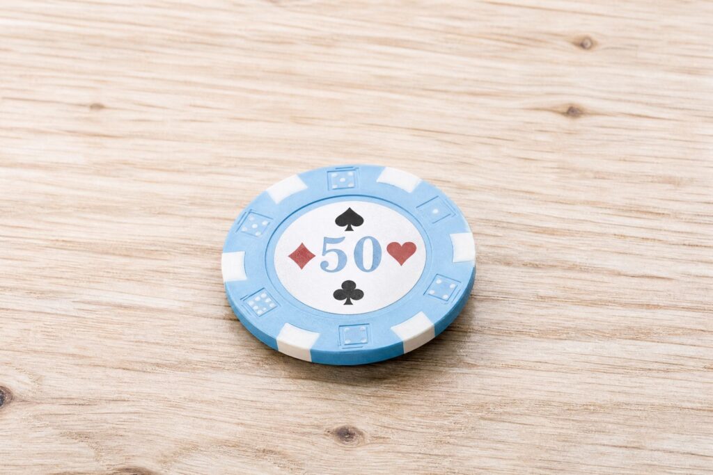 QQPOKER位置优势实战运用:从按钮位到盲注位的决策差异